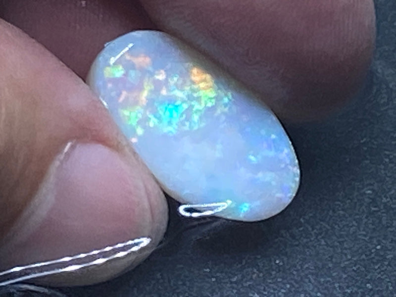 8 克拉天然白色澳大利亚蛋白石抛光石，全明亮彩虹色