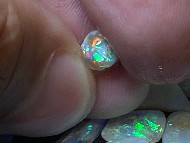 47 克拉天然澳大利亚蛋白石包裹，27 颗磨砂和原石小宝石，明亮的全光谱颜色