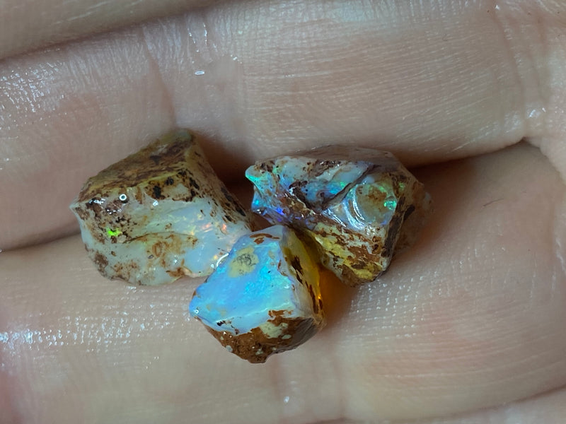 90 克拉天然澳大利亚蛋白石包裹，27 颗小宝石，原石 Lambina，明亮