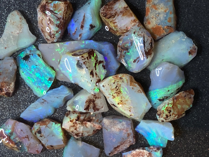 90 克拉天然澳大利亚蛋白石包裹，27 颗小宝石，原石 Lambina，明亮