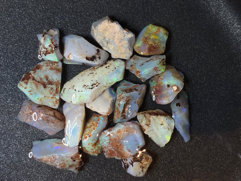 120 克拉天然澳大利亚蛋白石包裹，17 颗小到中型宝石，原石 Lambina，明亮