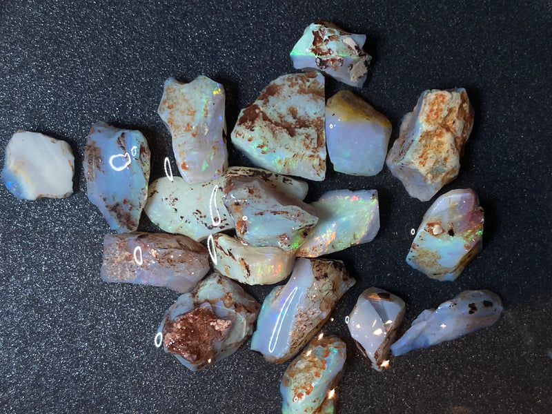 120 克拉天然澳大利亚蛋白石包裹，17 颗小到中型宝石，原石 Lambina，明亮