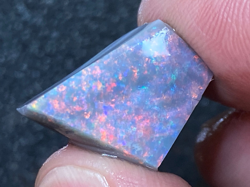 17 克拉天然澳大利亚蛋白石包裹，Mintabi 磨砂，2 颗宝石，深色底座上有彩虹