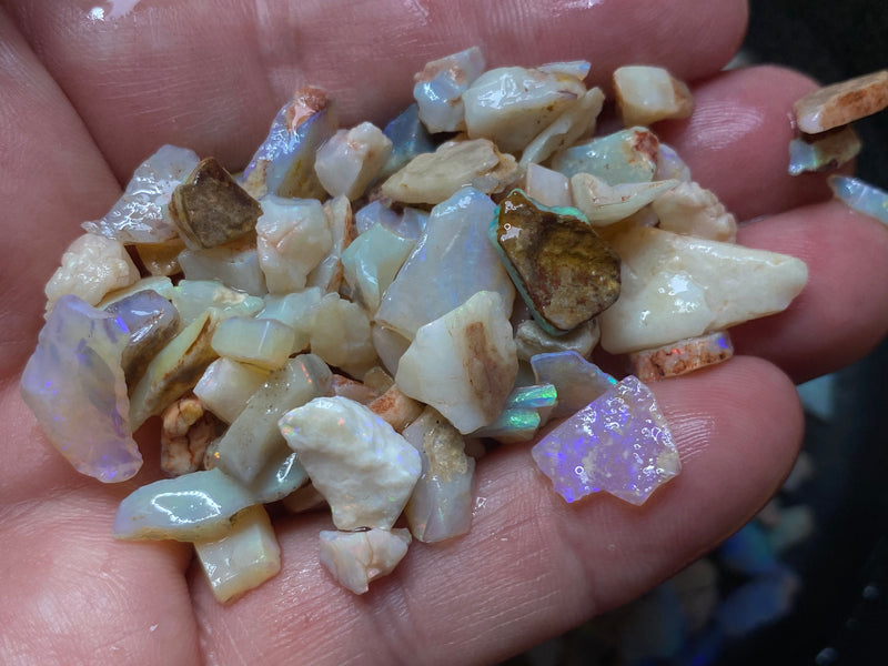 2 盎司天然澳大利亚蛋白石包裹，库伯佩迪原石、小宝石和碎片