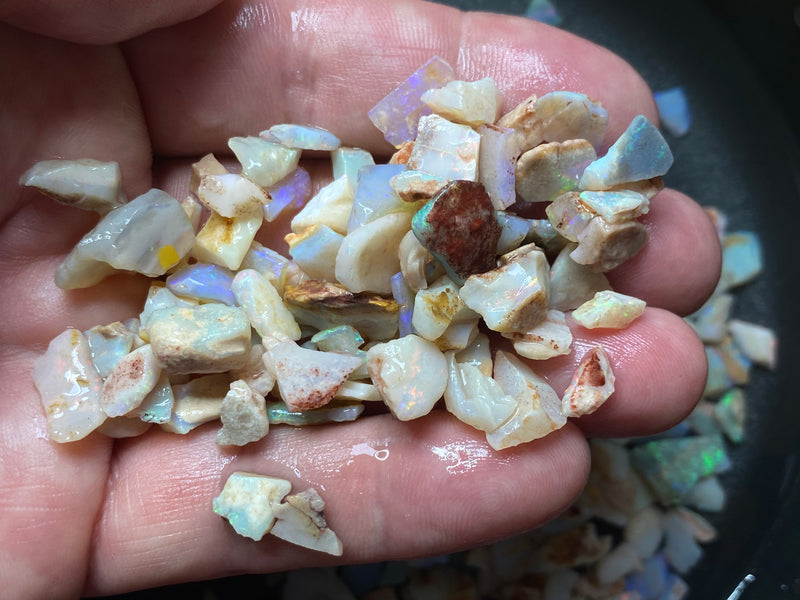 2 盎司天然澳大利亚蛋白石包裹，库伯佩迪原石、小宝石和碎片
