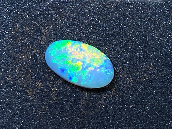 3.2 克拉天然澳大利亚抛光蛋白石。兰比纳黑水晶、亮绿色和红色。