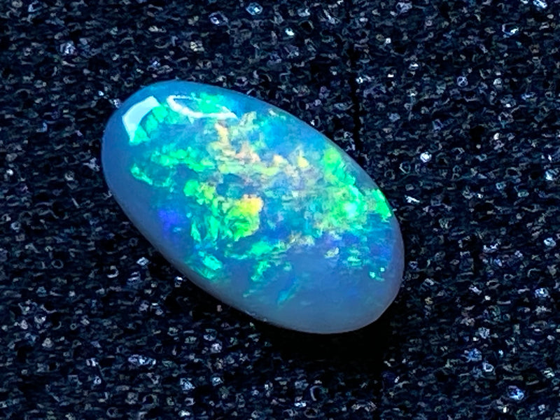 3.2 克拉天然澳大利亚抛光蛋白石。兰比纳黑水晶、亮绿色和红色。