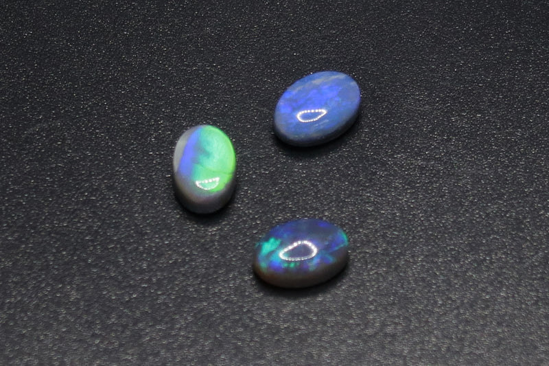1.40Cts Lightning Ridge Black Polished Opals, 3 Stones, Greens And Blues. - Australian Opal Store