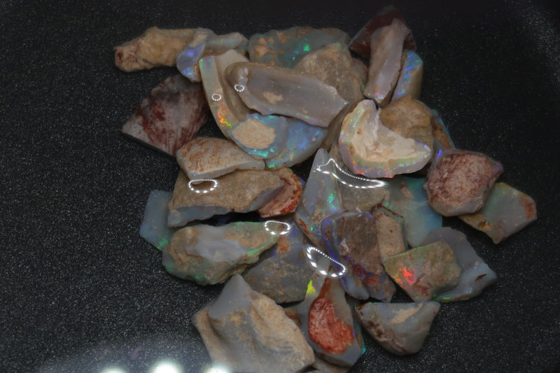 1 盎司天然澳大利亚蛋白石包裹，原石、深色底座中的贝壳碎片
